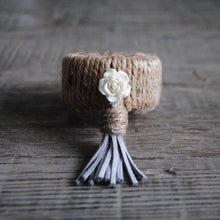 Load image into Gallery viewer, White Rose Tassel Napkin Ring Set